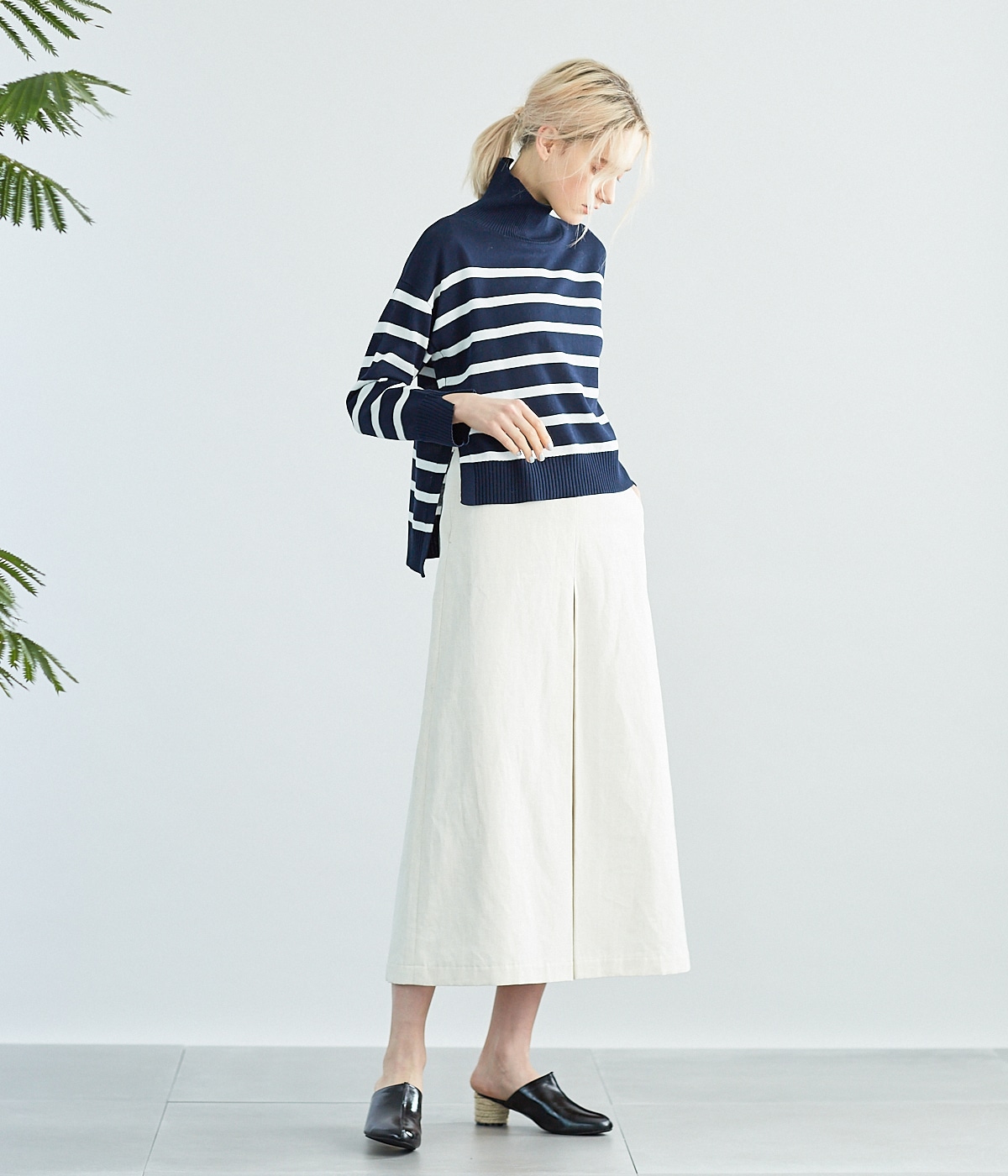 SLITTED TURTLE NECK KNIT STYLE