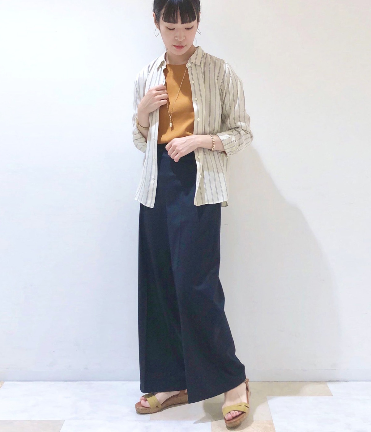 レディに着こなすシャツスタイル