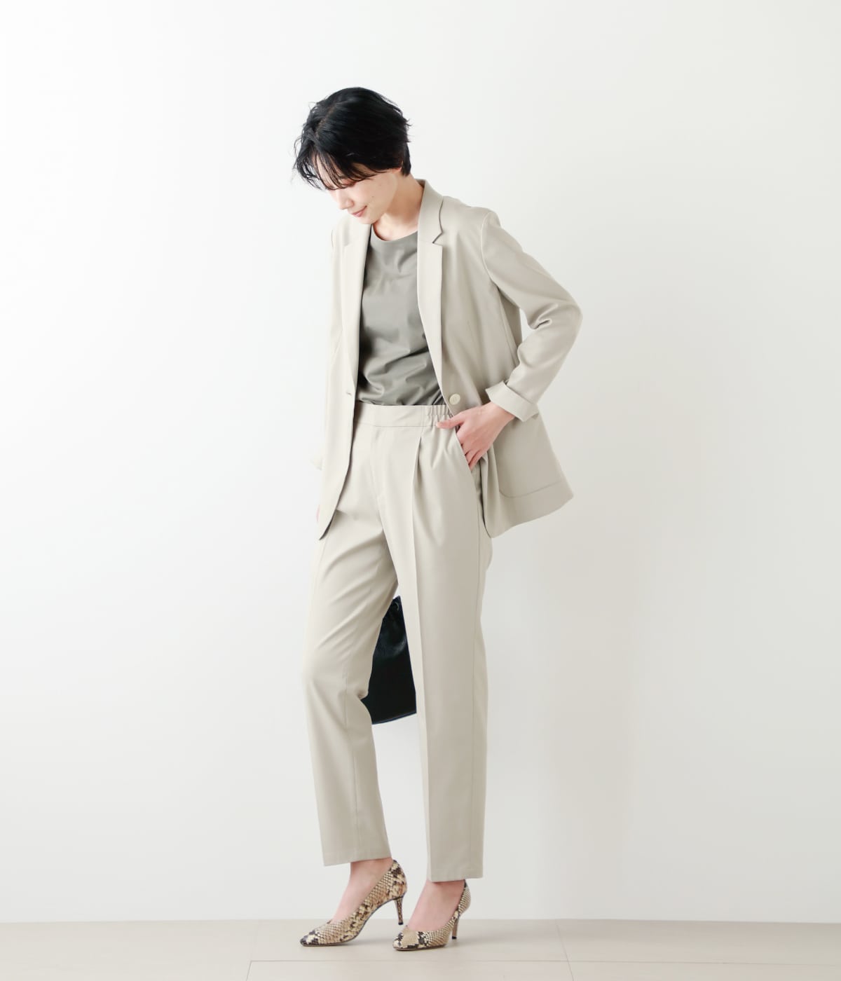 女性に人気！ 新品チャイルドウーマン センタープレステーパードパンツ 赤 36 クロップドパンツ 