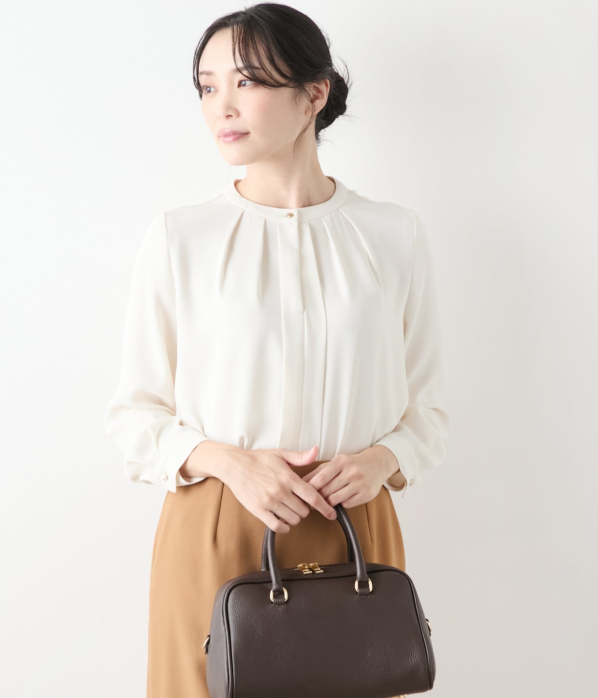 【WEB限定】DONEEYU(ドニーユ)  マットサテン タックブラウス