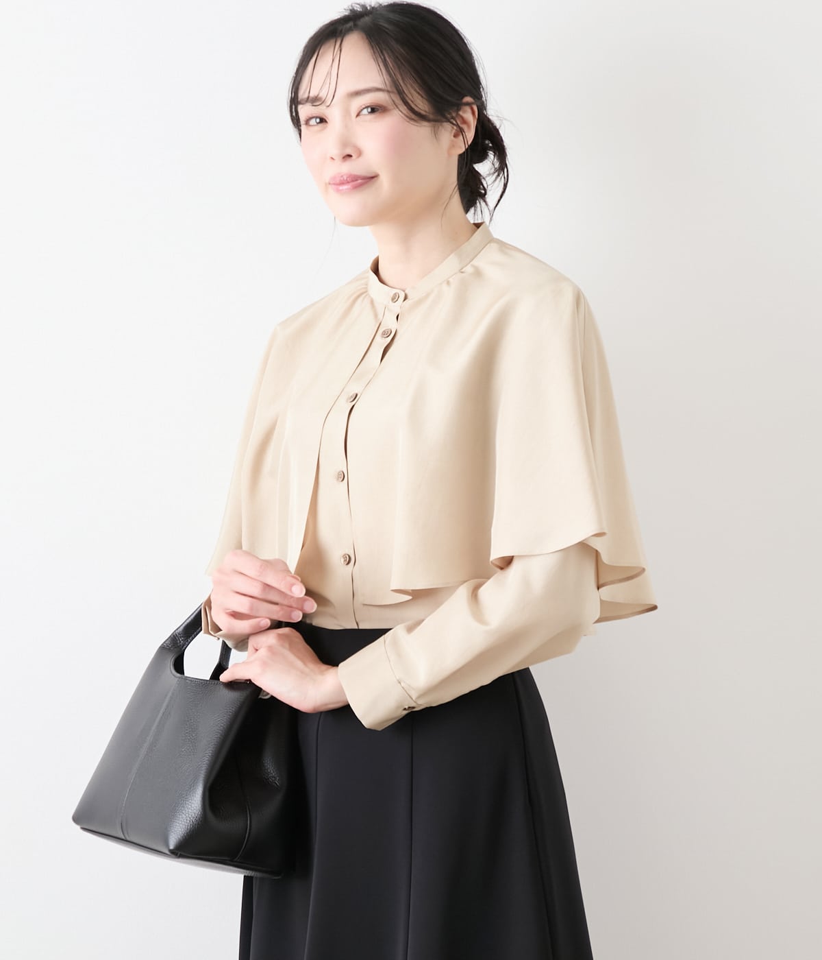 【WEB限定】DONEEYU(ドニーユ) シルクライクケープシャツ