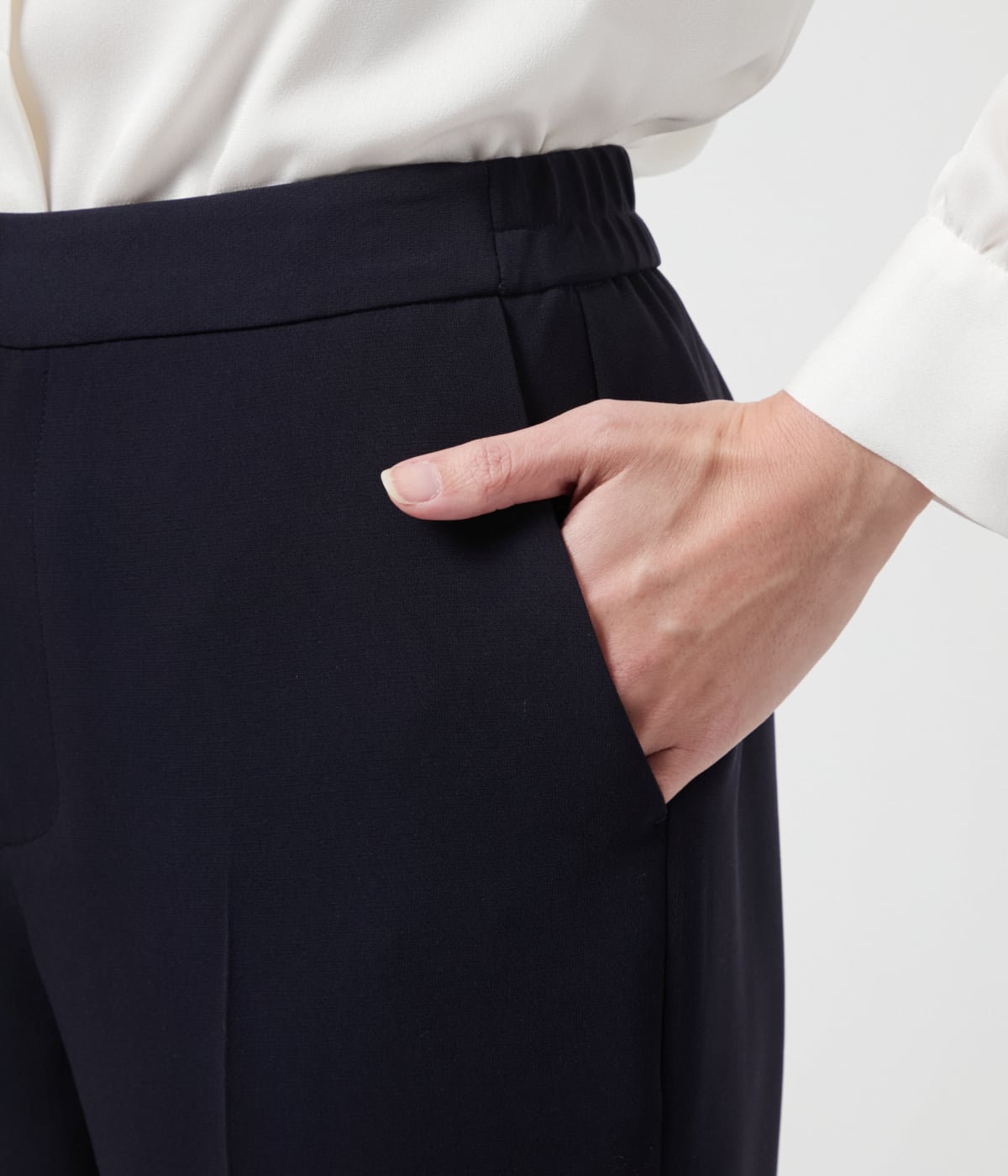 トリアセテートダブルクロス センタープレステーパードパンツ