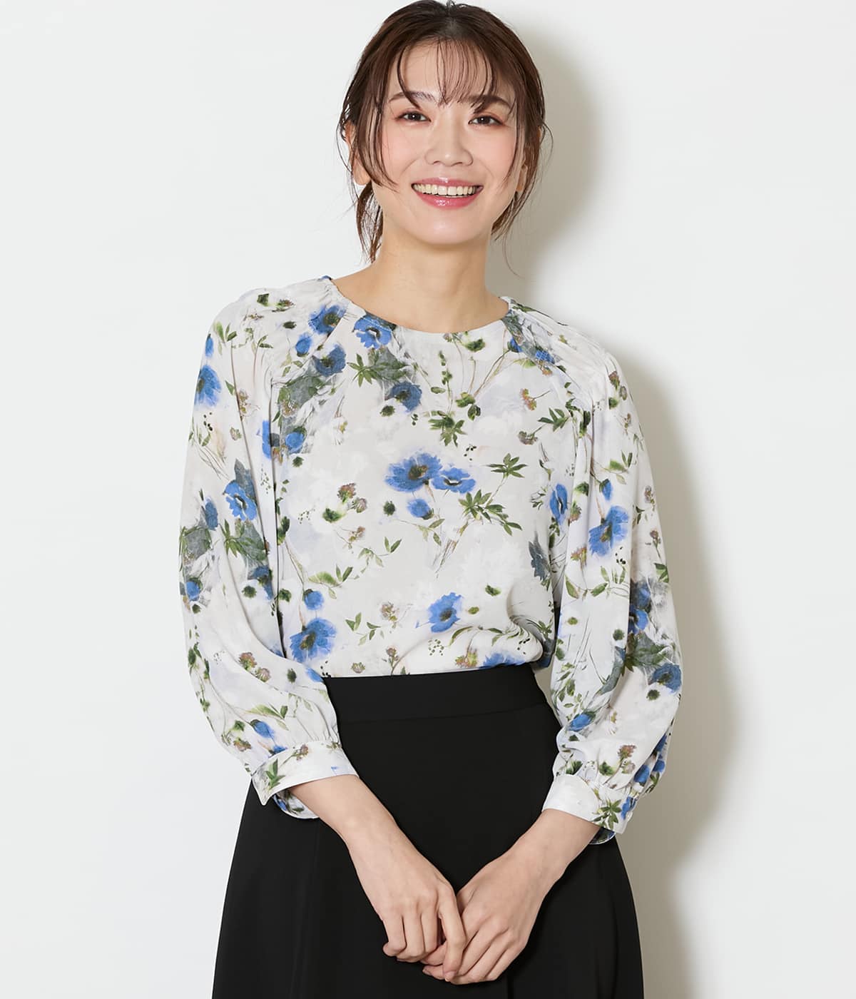 ルミナスフラワープリント 8分袖シャーリングブラウス