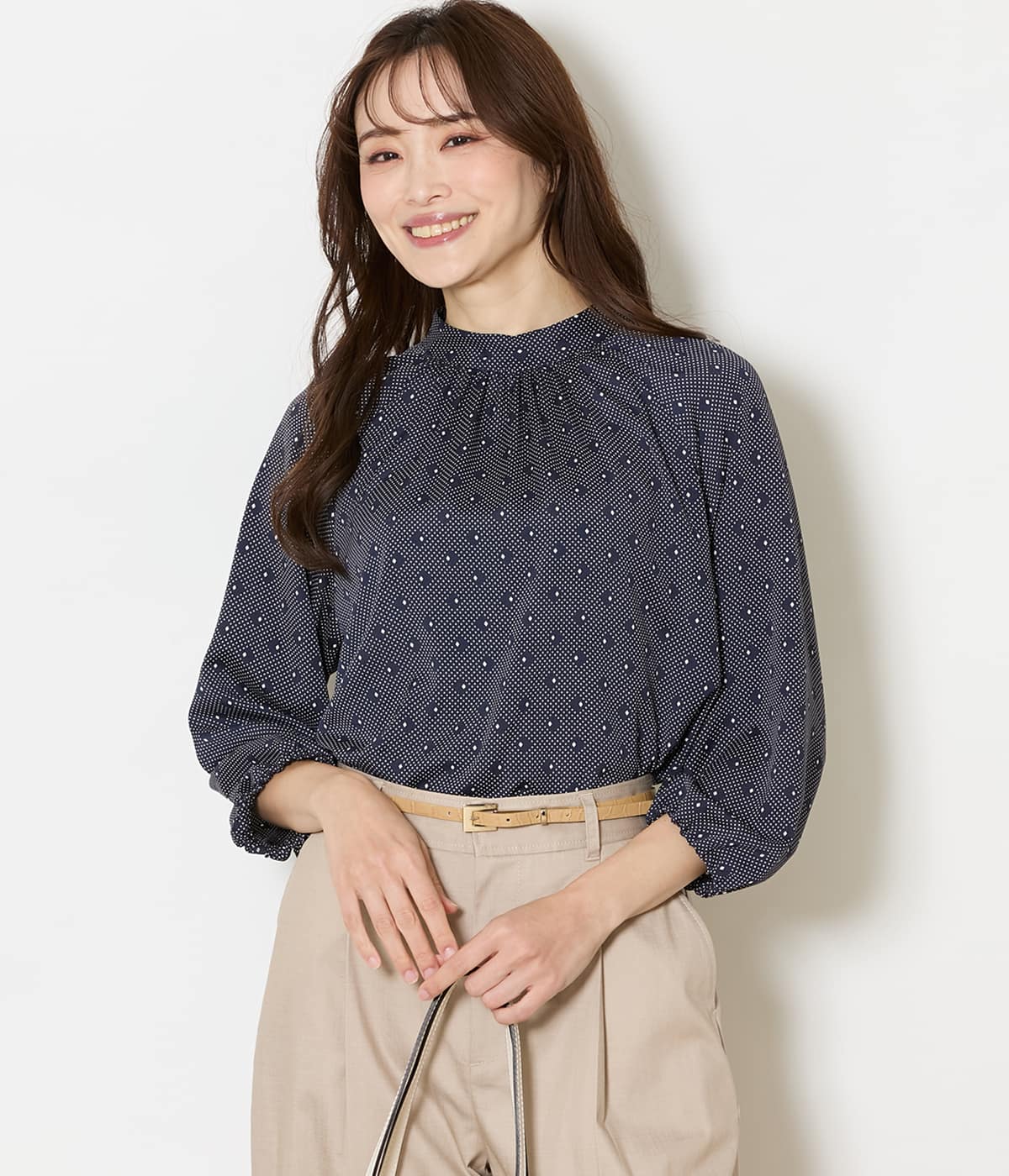 【L】ダイヤドットプリント スタンドネックギャザーブラウス
