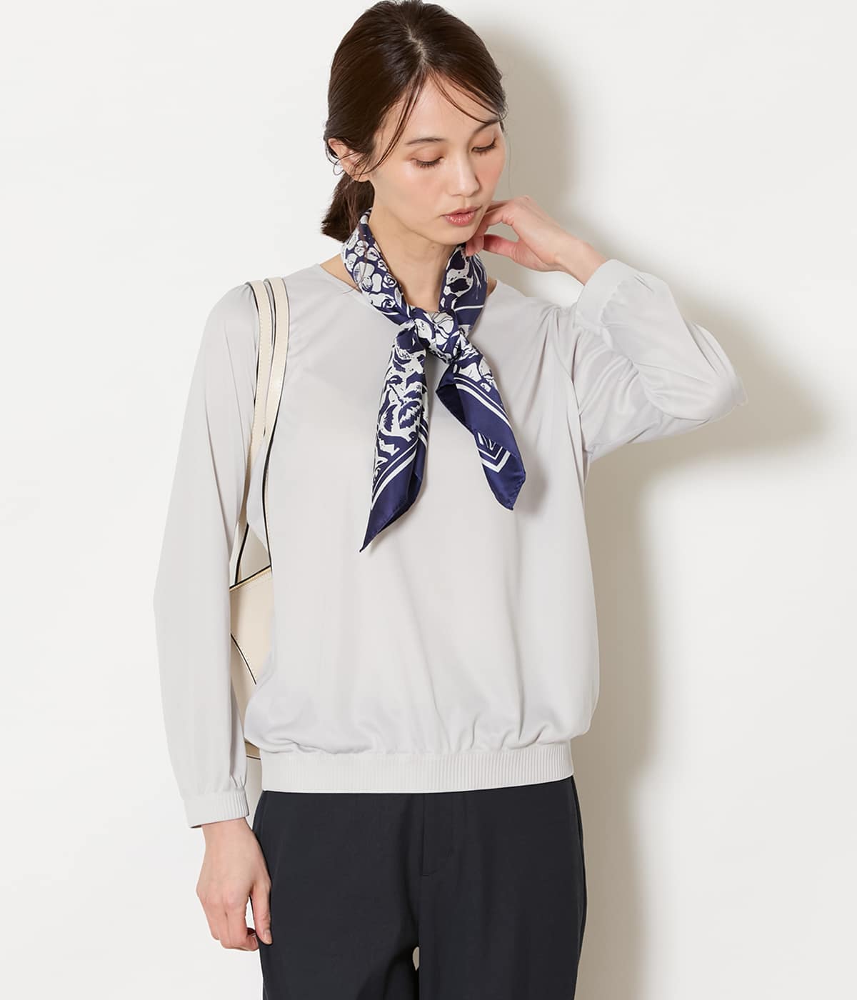 【L】ポリエステルスムース シャーリングTブラウス