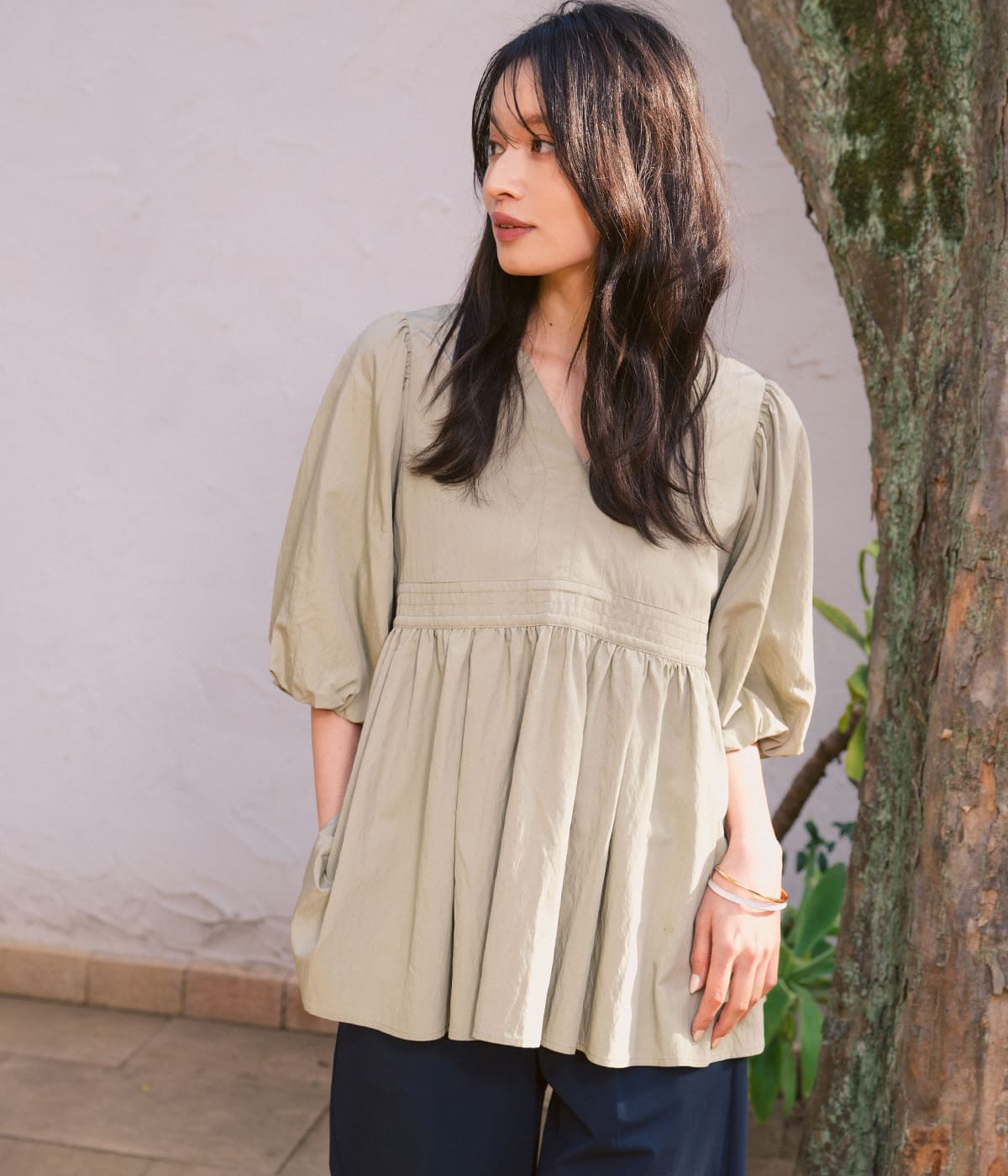 【接触冷感・着映え・二の腕カバー】Vネックペプラムブラウス