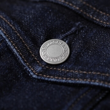 NEWYORKERロゴ入りのシルバー釦