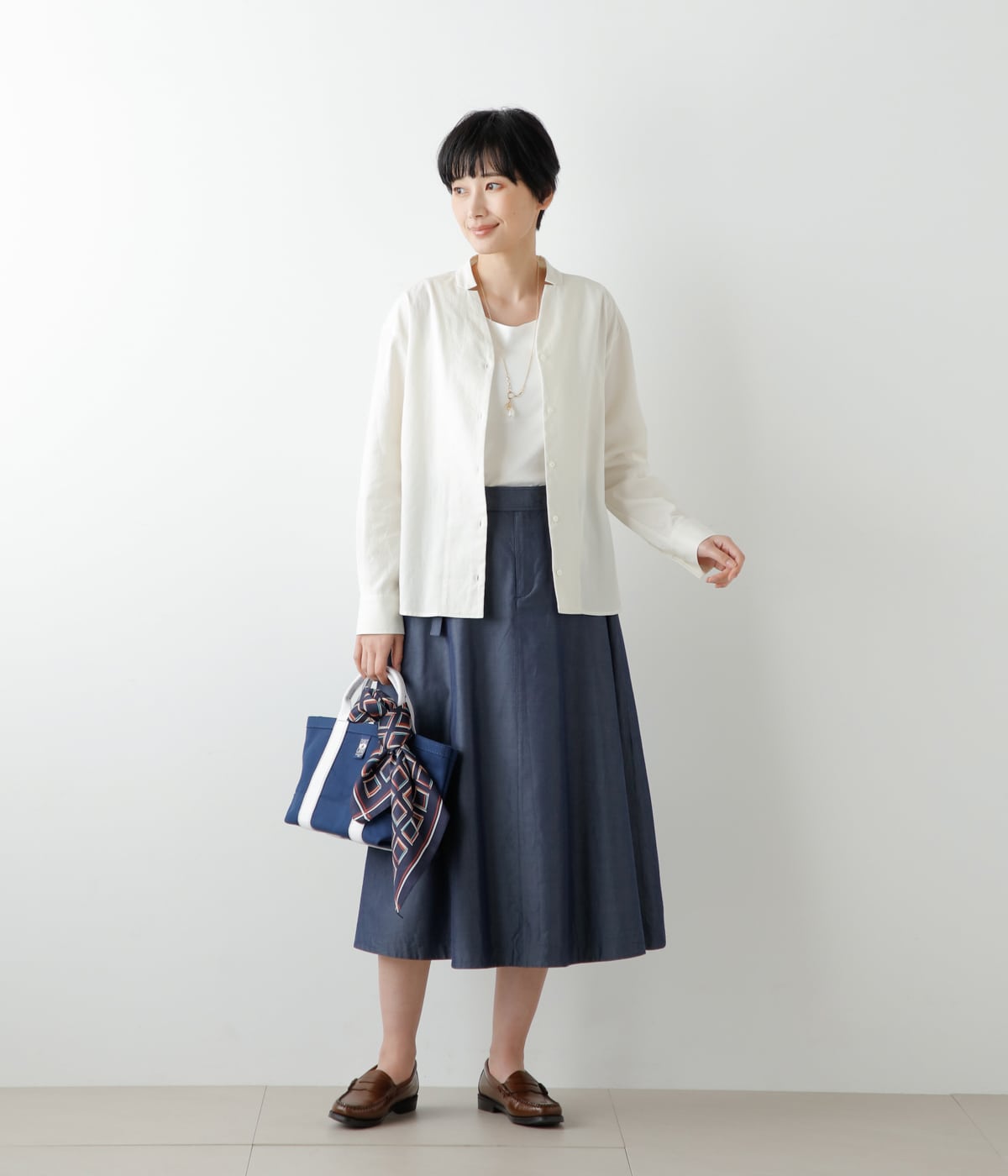 ナチュラルブラウス × ダンガリースカート