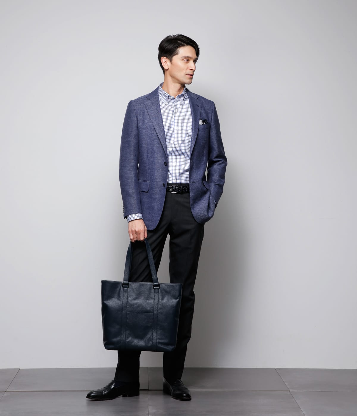 ブルージャケット × ダークグレースラックス