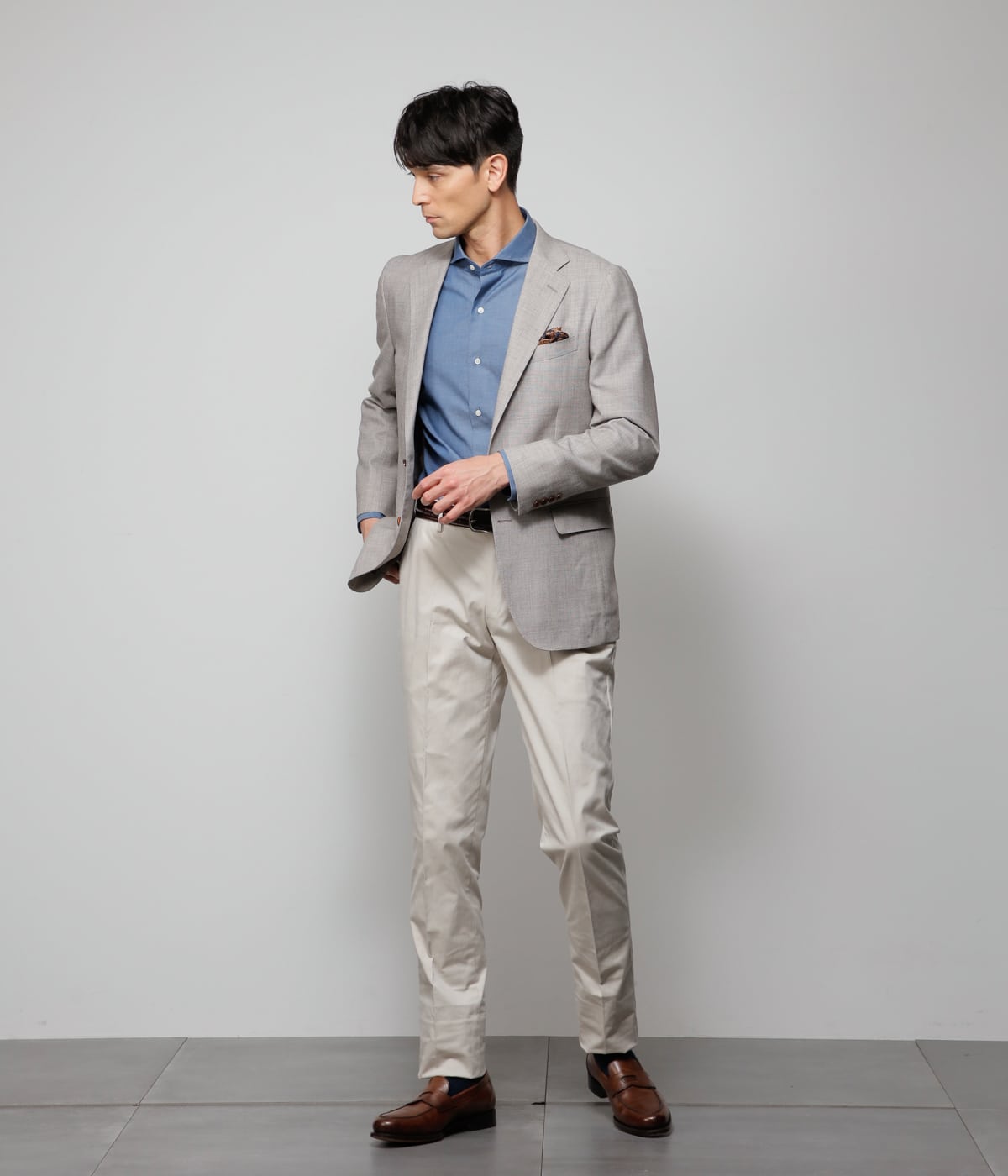 ベージュジャケット × ホワイトパンツ