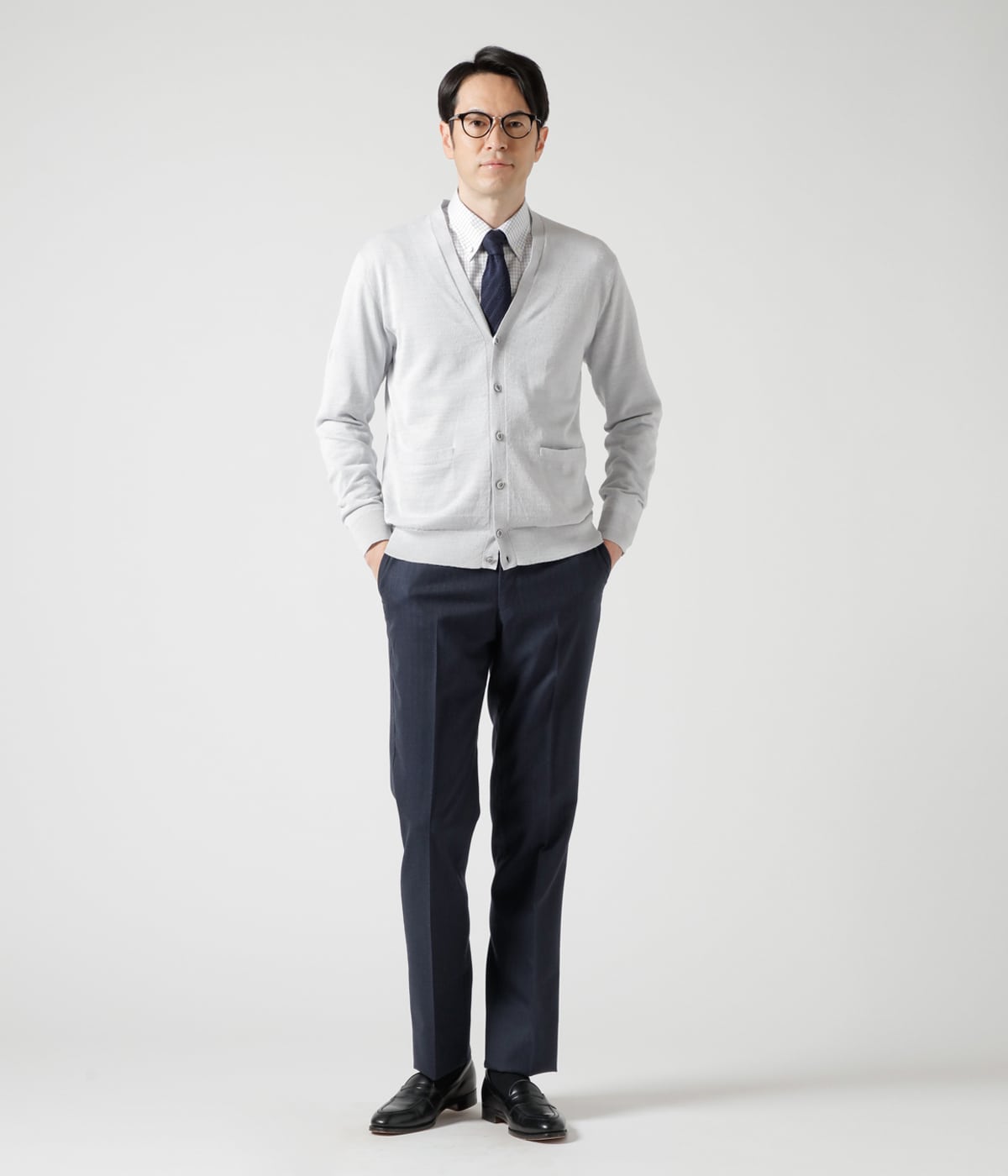 ニットカーディガン×スラックス