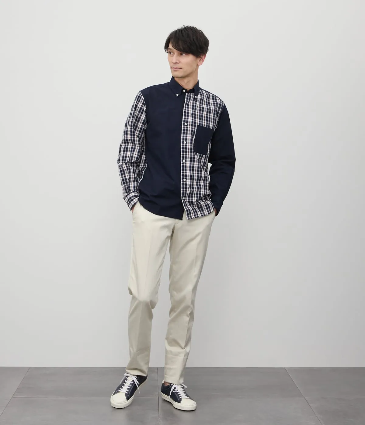 アイボリーパンツ × カジュアルシャツ