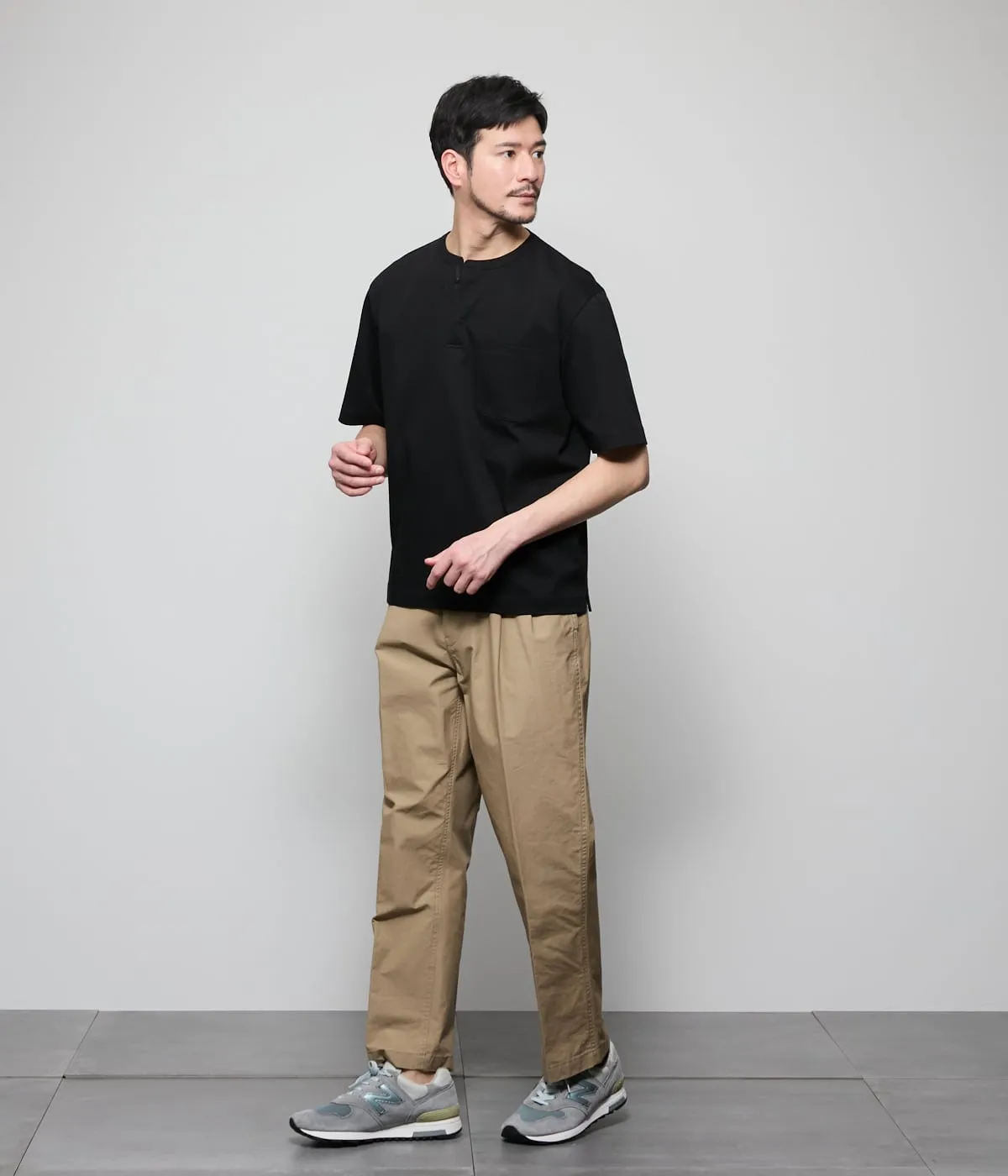 ベルテッドトラウザーズ × ヘンリーネックTシャツ