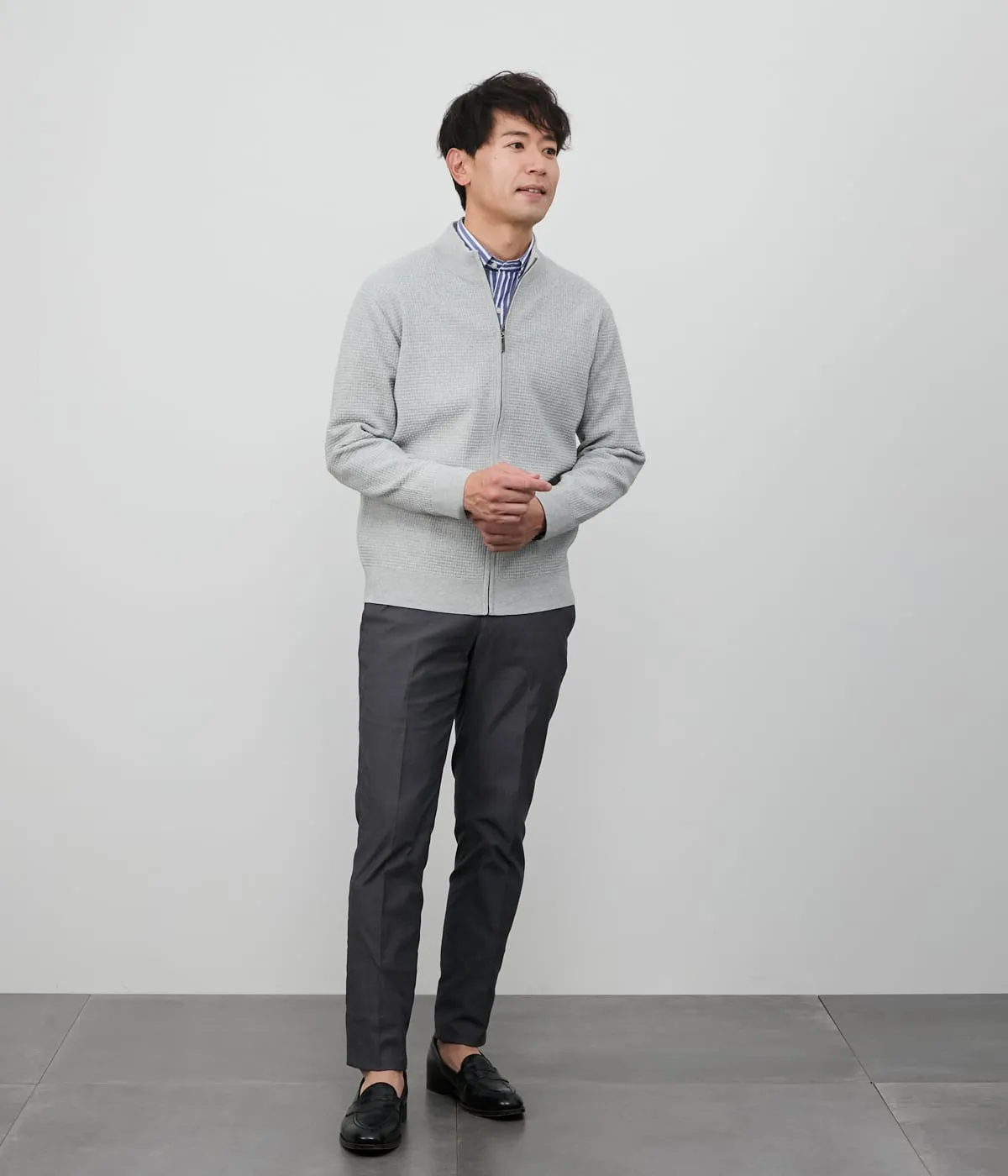 ジップアップニット × コットンパンツ
