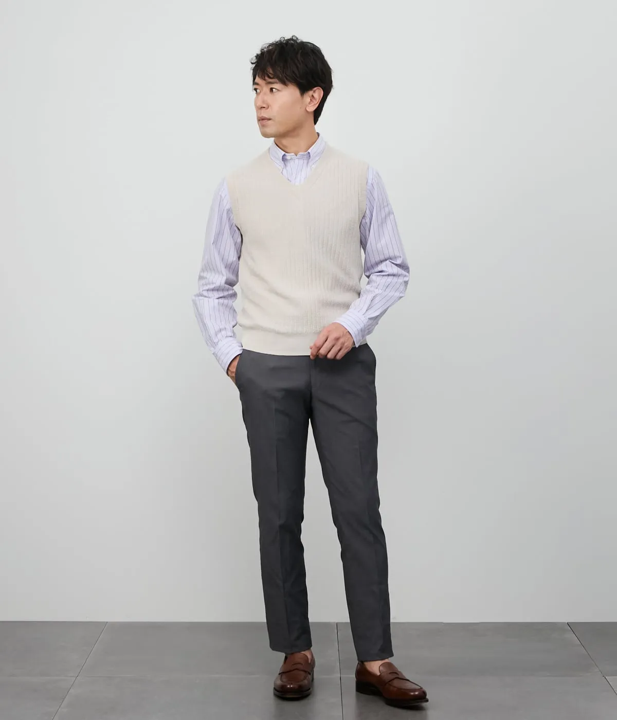 ニットベスト×コットンパンツ