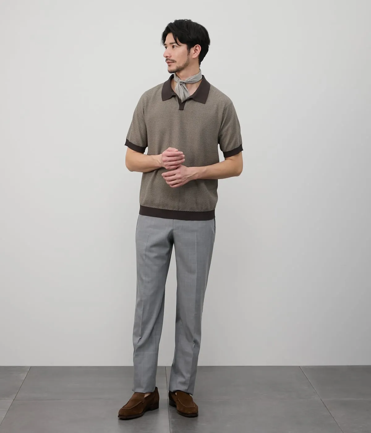 ニットポロシャツ×スラックス