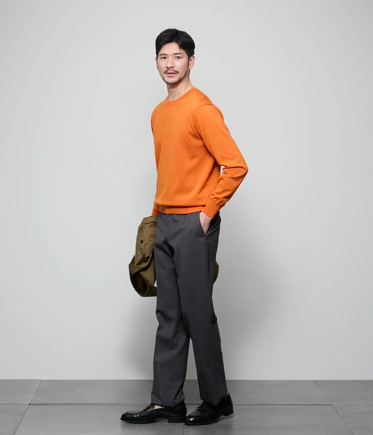 ストレートスラックス × クルーネックニット