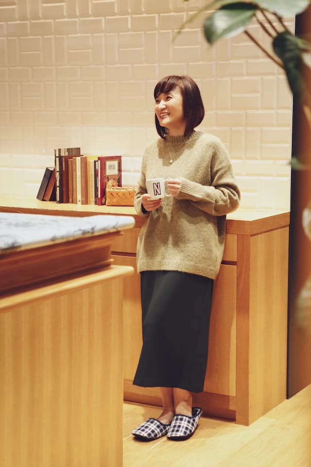スカート×カラーニットで、プチ華やかおうち時間|ファッション通販のNY.online