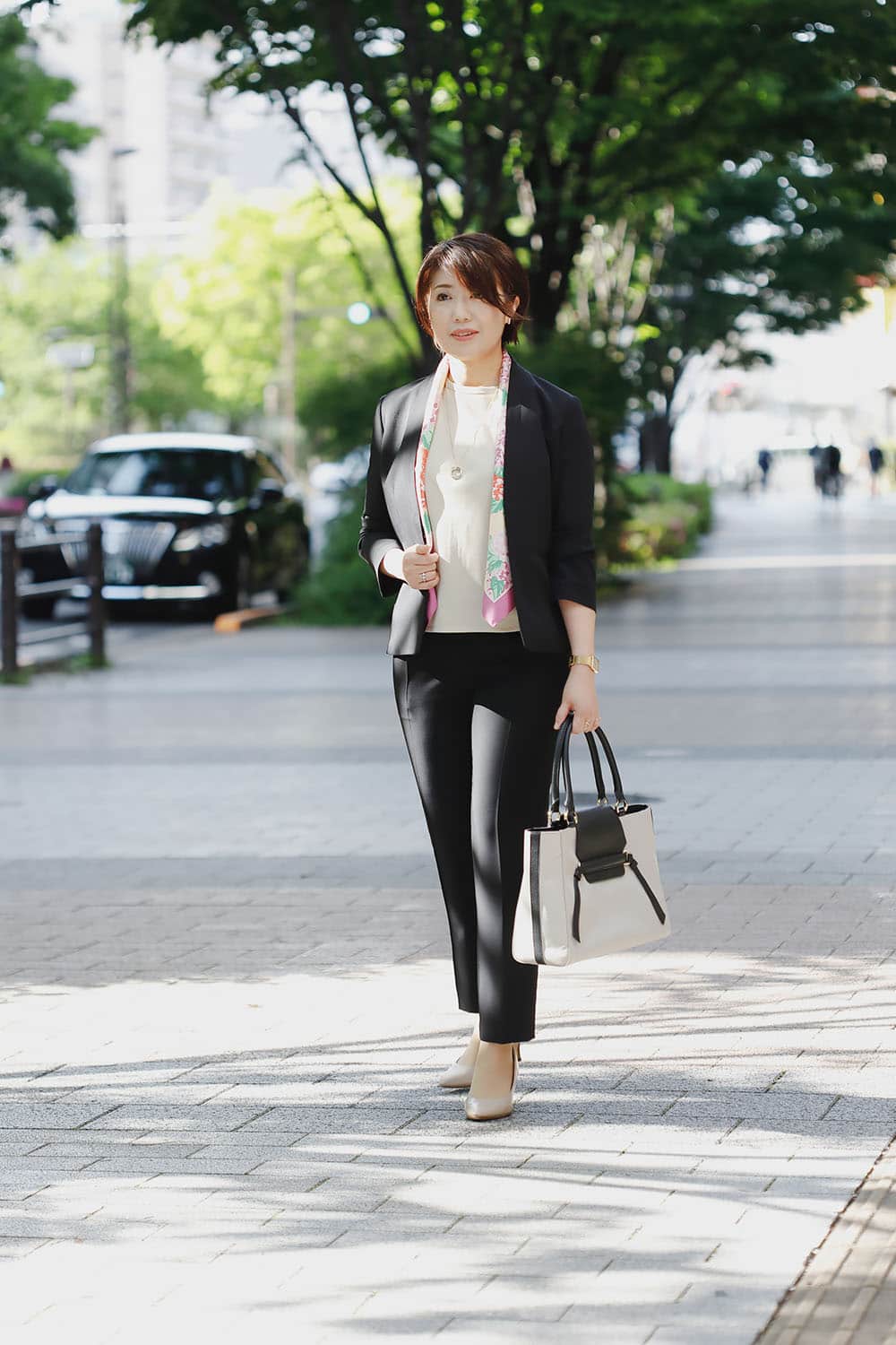 《ジャケット+パンツ》スカーフを足して印象的に|ファッション通販のNY.online