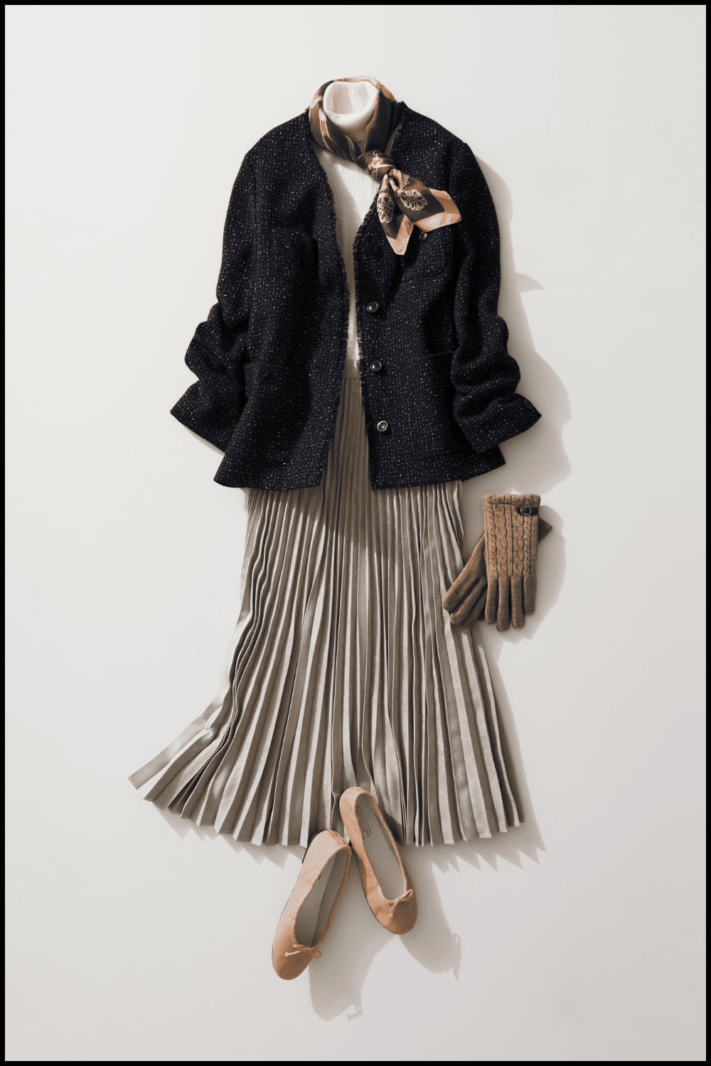 揺らめくプリーツが奏でる、ツィードの品格のコーディネート
