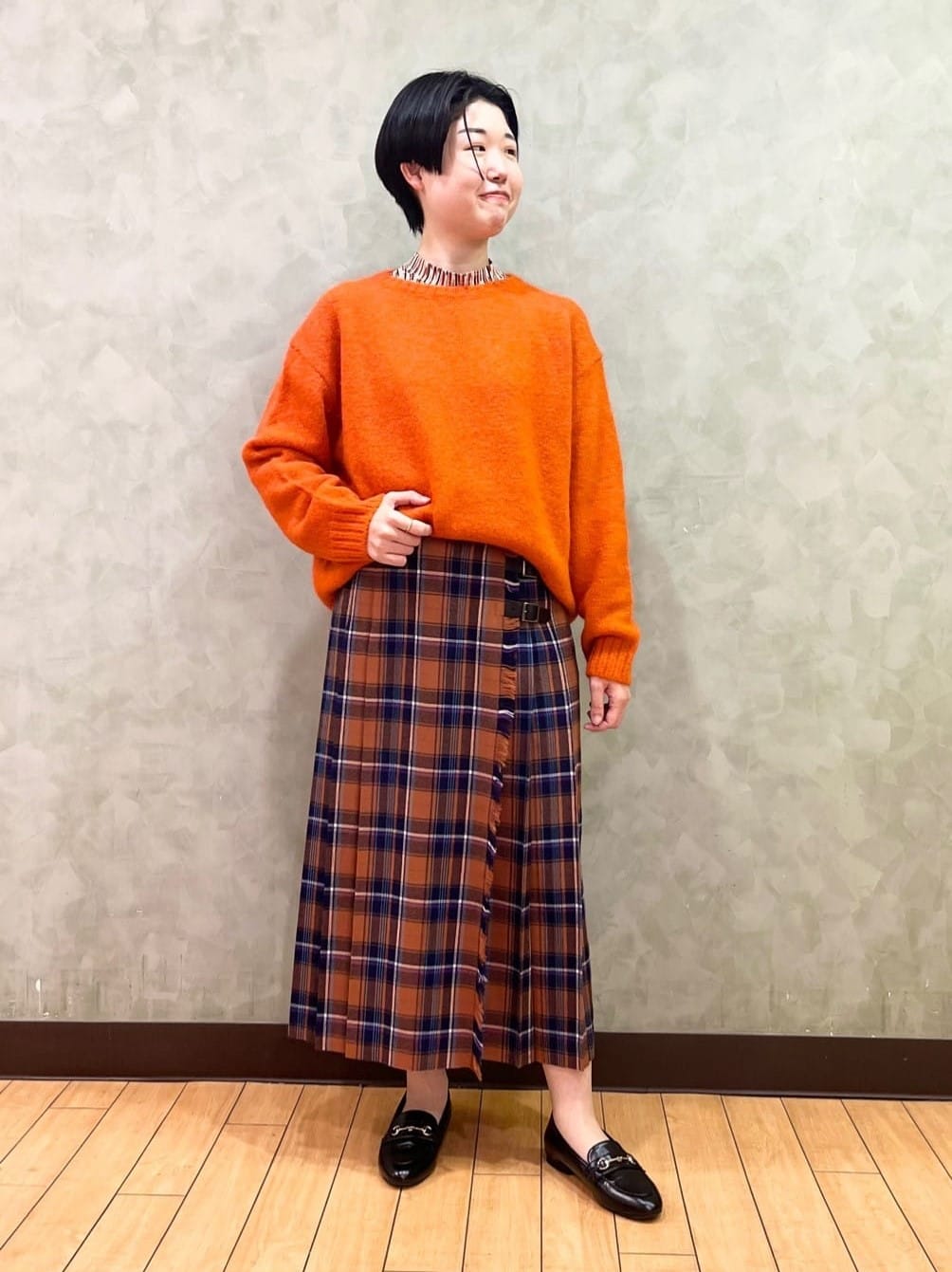 カーキ色ワンピ×ネイビーカーデ｜ファッション通販のNY.online